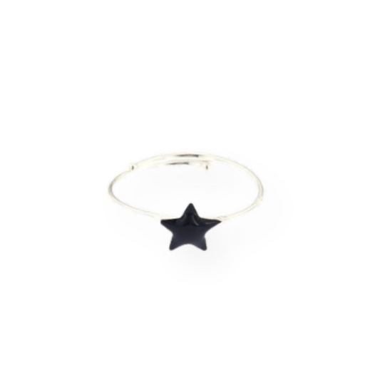 Anello in argento con stella nera, semplice e regolabile.
