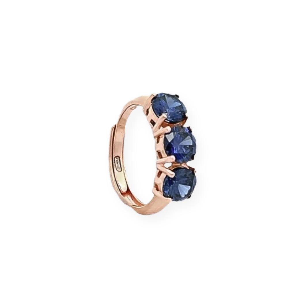 Anello in oro rosa con tre zaffiri blu ovali.