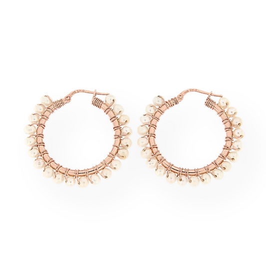 Orecchini a cerchio in oro rosa con perle.