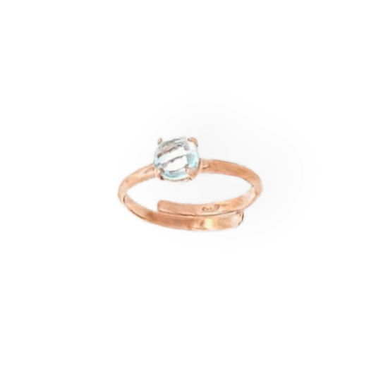 Anello in rame con gemma di topazio azzurro, stile artigianale.