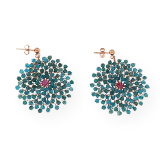Orecchini pendenti a forma di fiore con perline di turchese e un rubino centrale.