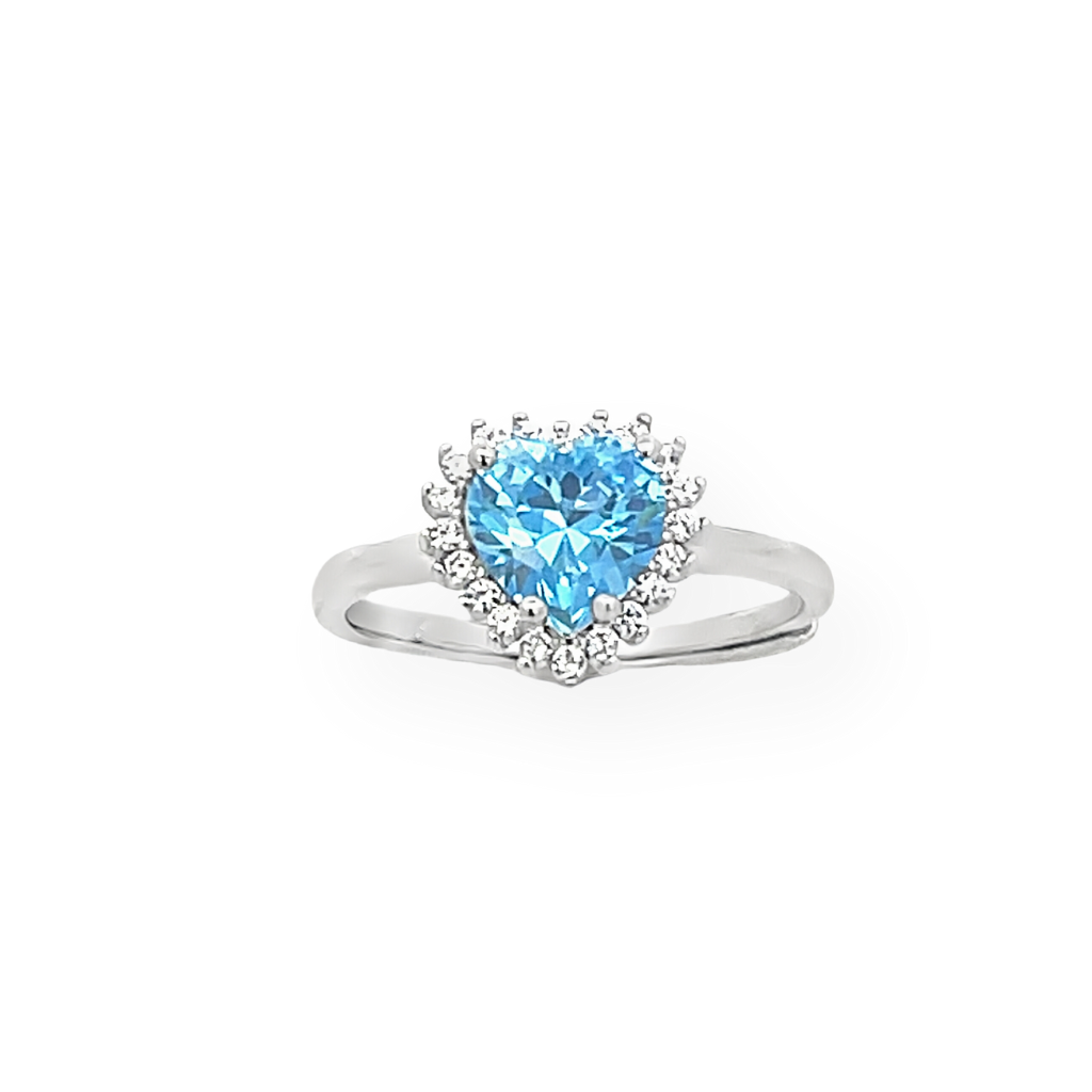 Anello in argento con pietra a cuore azzurra e contorno di diamanti.