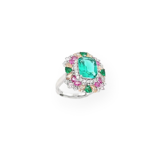 Anello in oro bianco con smeraldo centrale, diamanti, e gemme rosa e verdi.