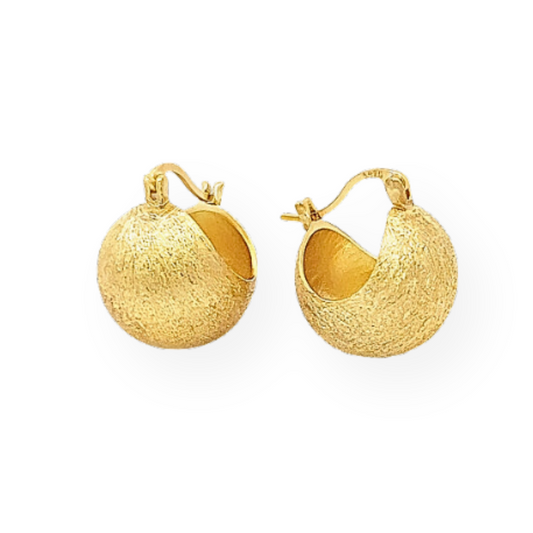 Orecchini a cerchio in oro con texture martellata.