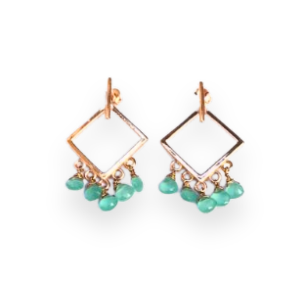Orecchini a rombo in oro rosa con pendenti di pietre color acquamarina.