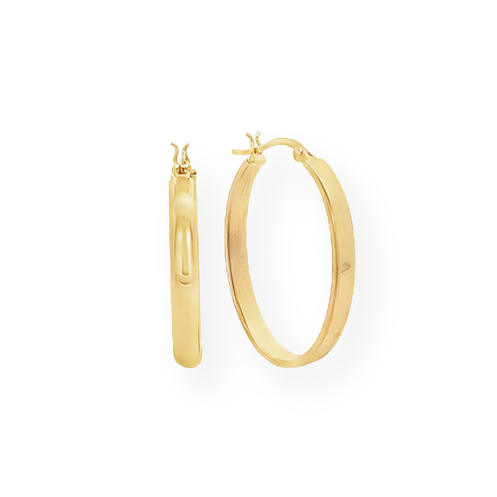 Orecchini a cerchio in oro, su sfondo bianco.
