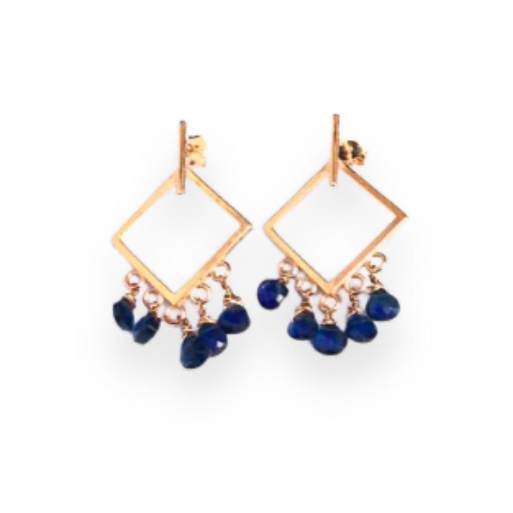 Orecchini a rombo in oro rosa con pendenti di lapislazzuli.
