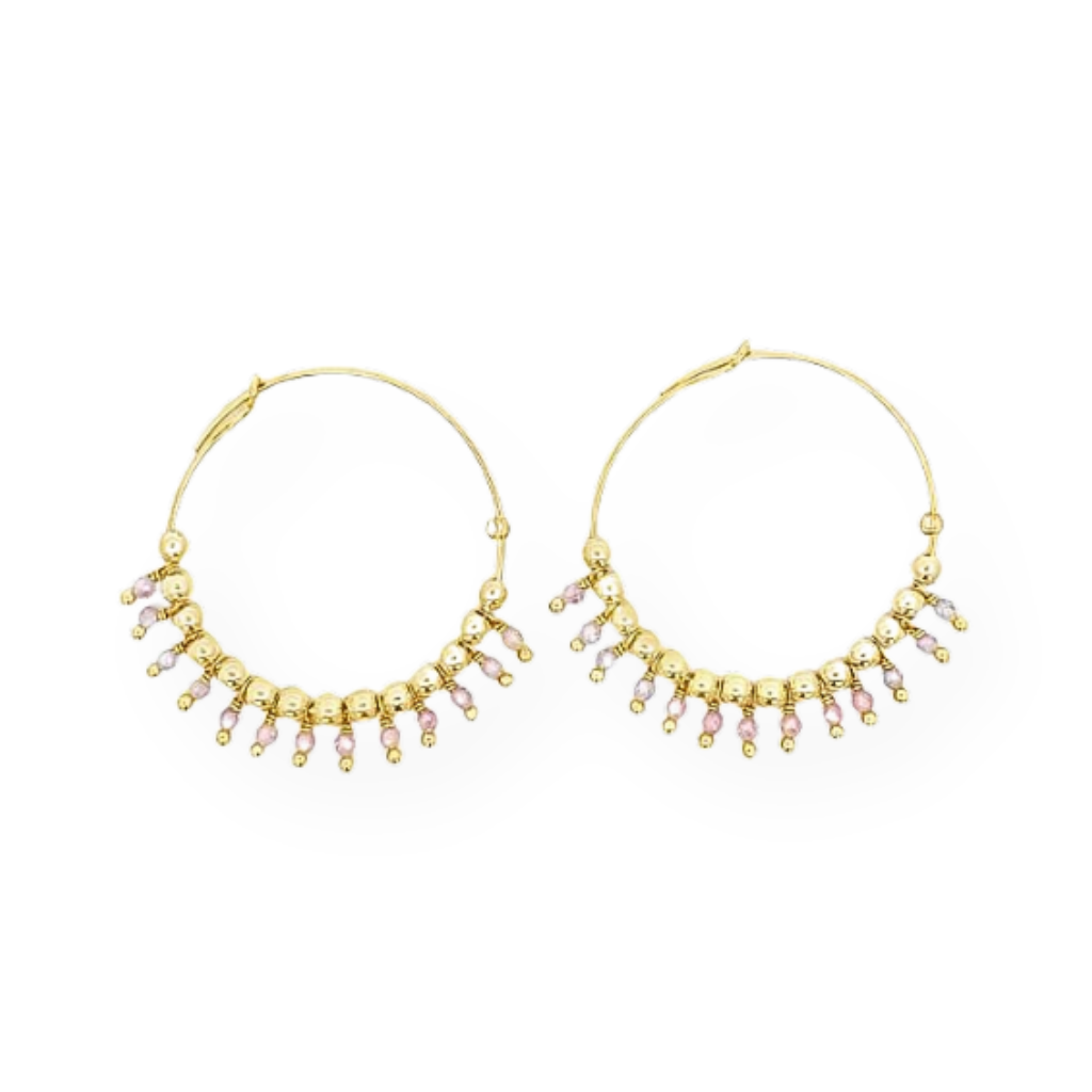 Orecchini a cerchio dorati con perline color rosa e oro.