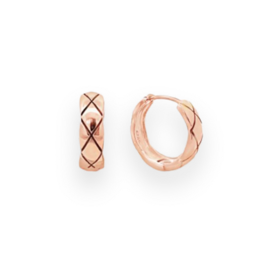 Orecchini a cerchio in oro rosa con motivo a rombi.