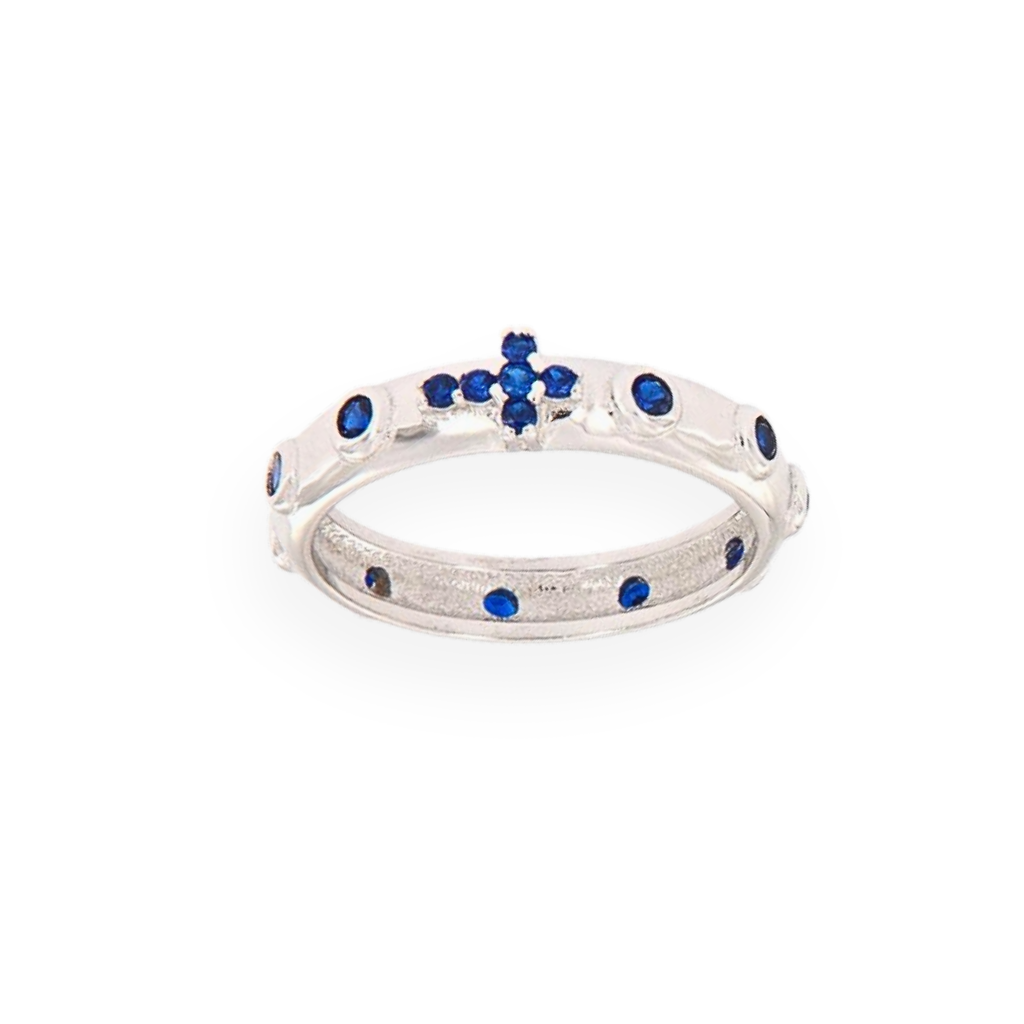 Anello in argento con croce e gemme blu incastonate.