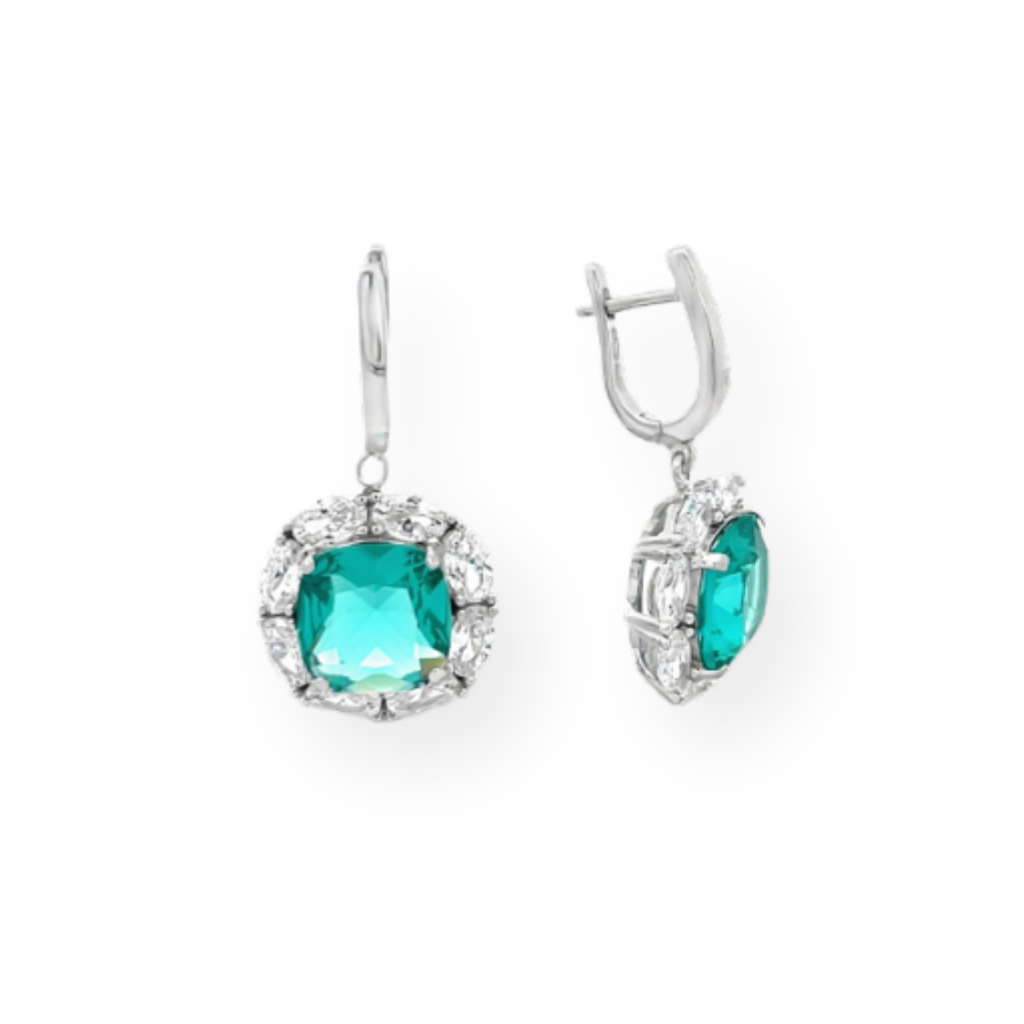 Orecchini pendenti in argento con gemma quadrata verde acqua circondata da zirconi bianchi, su sfondo bianco.