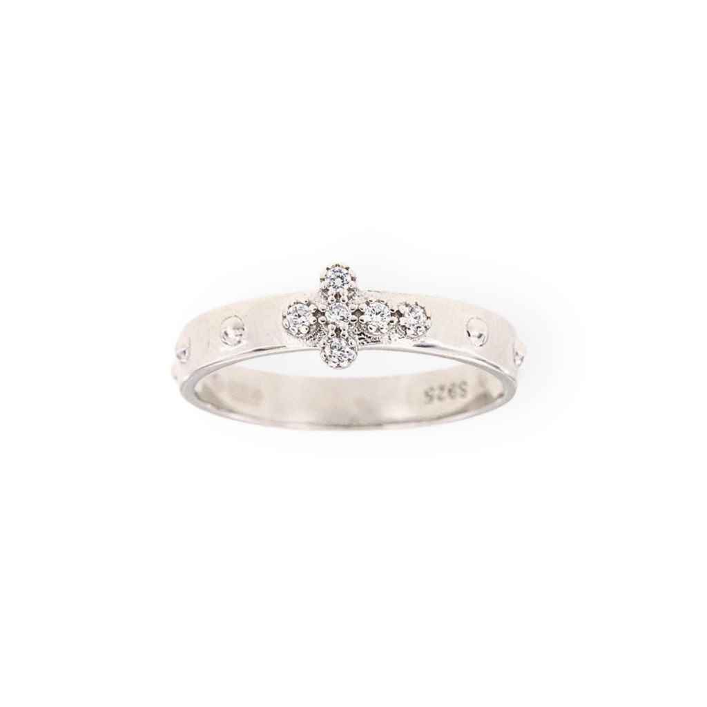 Anello in argento con croce di diamanti e incisioni a cerchio.