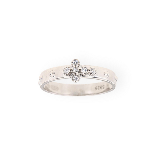 Anello in argento con croce di diamanti e incisioni a cerchio.