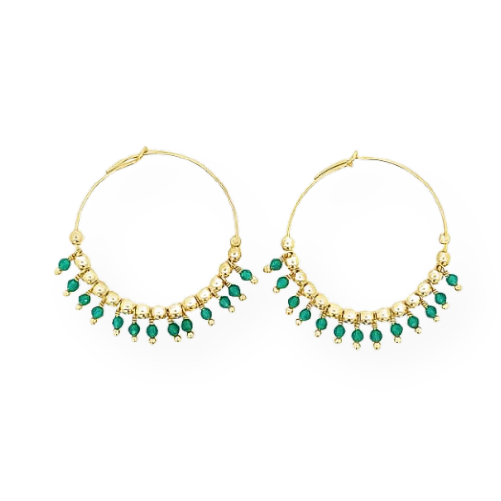 Orecchini a cerchio dorati con perline verdi pendenti.
