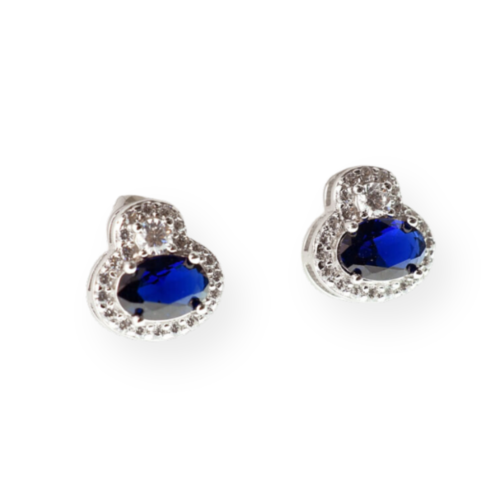 Due orecchini in argento con zaffiro blu ovale circondato da piccoli zirconi.