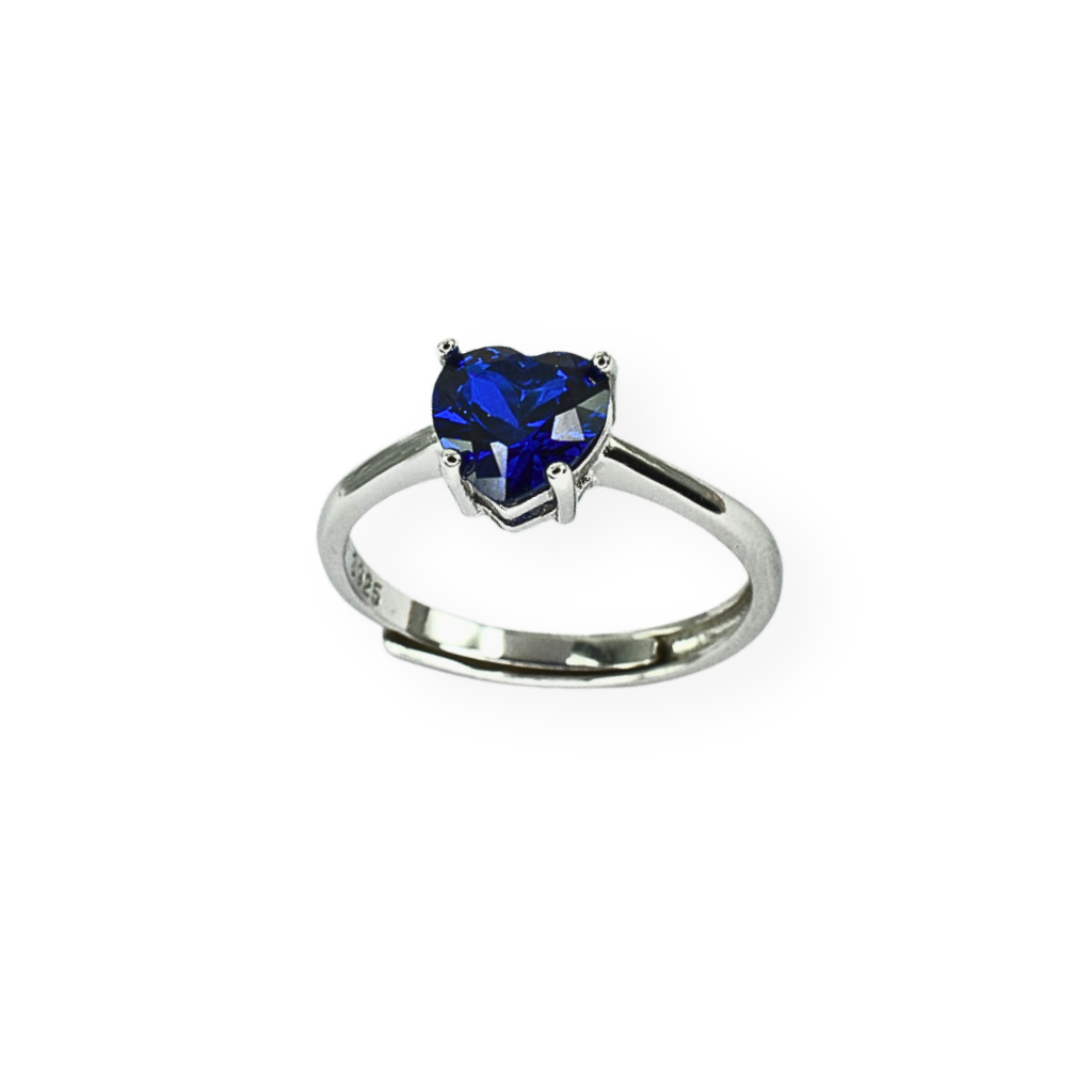 Anello regolabile in argento con gemma di zaffiro blu a forma di cuore, su sfondo bianco.