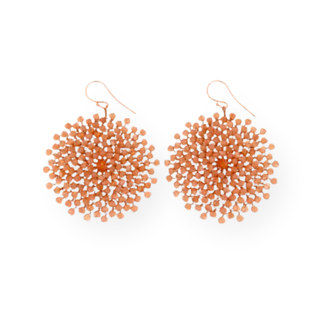 Orecchini a cerchio a forma di fiore color rame, realizzati con piccole perline.