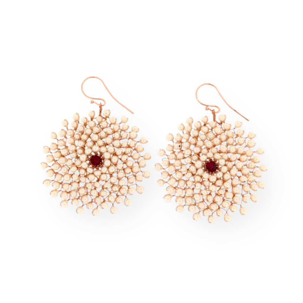 Orecchini a cerchio in perle e oro rosa con pietra rossa centrale.
