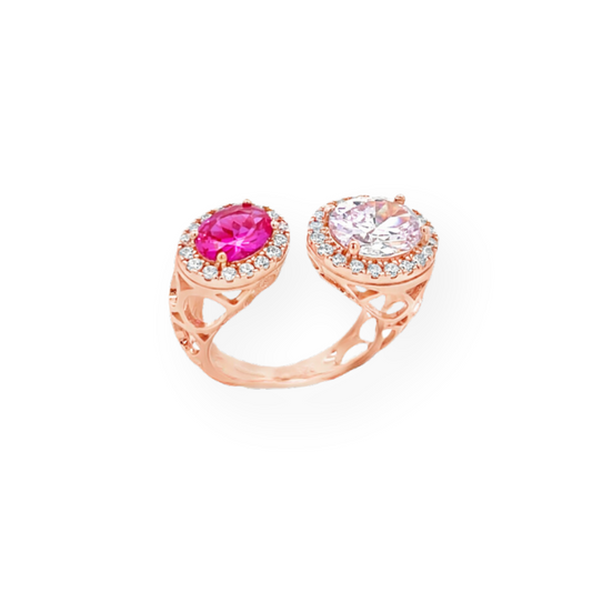 Anello in oro rosa con due gemme ovali, una rosa e una bianca, circondate da diamanti.