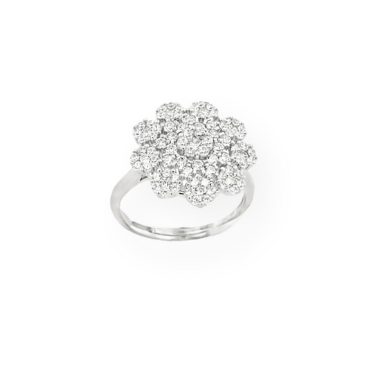 Anello in oro bianco con diamanti a forma di fiore.