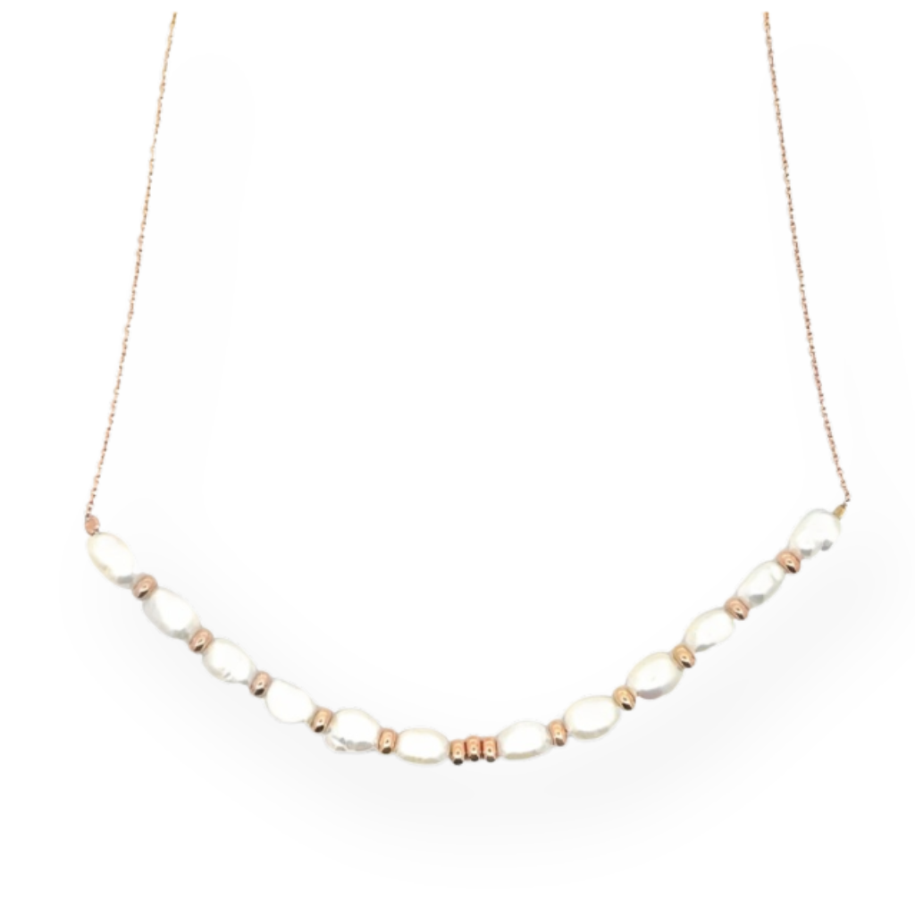 Collana in oro rosa con perle irregolari bianche e perline distanziatrici.