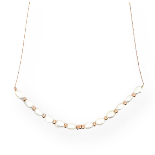 Collana in oro rosa con perle irregolari bianche e perline distanziatrici.