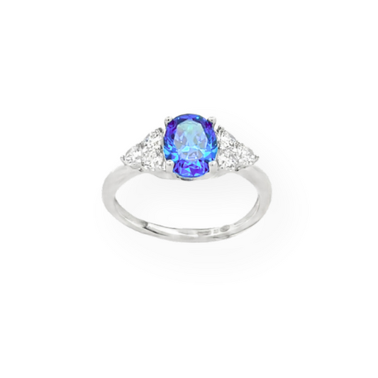 Anello in oro bianco con grande zaffiro ovale blu-verde circondato da due diamanti a forma di pera su ogni lato.