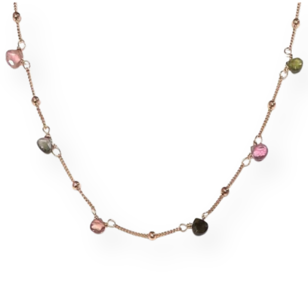Collana in oro rosa con piccole pietre colorate a forma di cuore, intervallate da perline in oro.