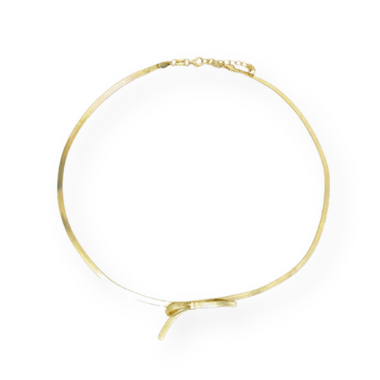Collana a girocollo in oro con fiocco, a forma di nastro piatto.