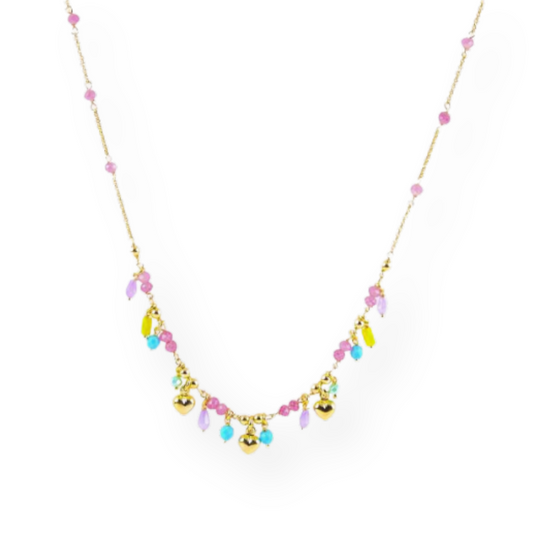 Collana dorata con ciondoli a forma di cuore e perline colorate in rosa, azzurro e verde chiaro.