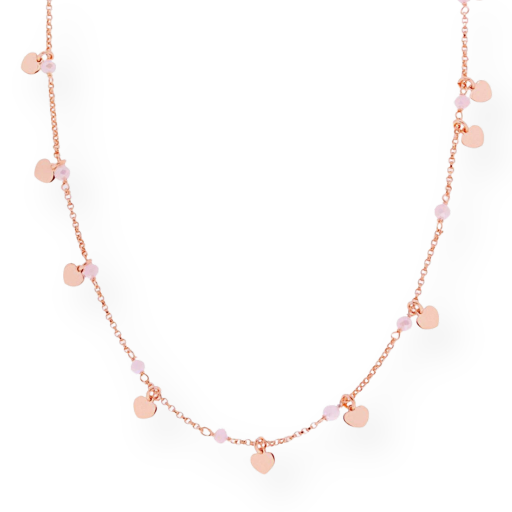 Collana a catena in oro rosa con cuori pendenti e perline rosa chiaro, su sfondo bianco.