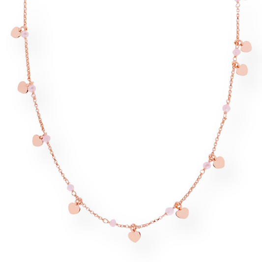 Collana a catena in oro rosa con cuori pendenti e perline rosa chiaro, su sfondo bianco.