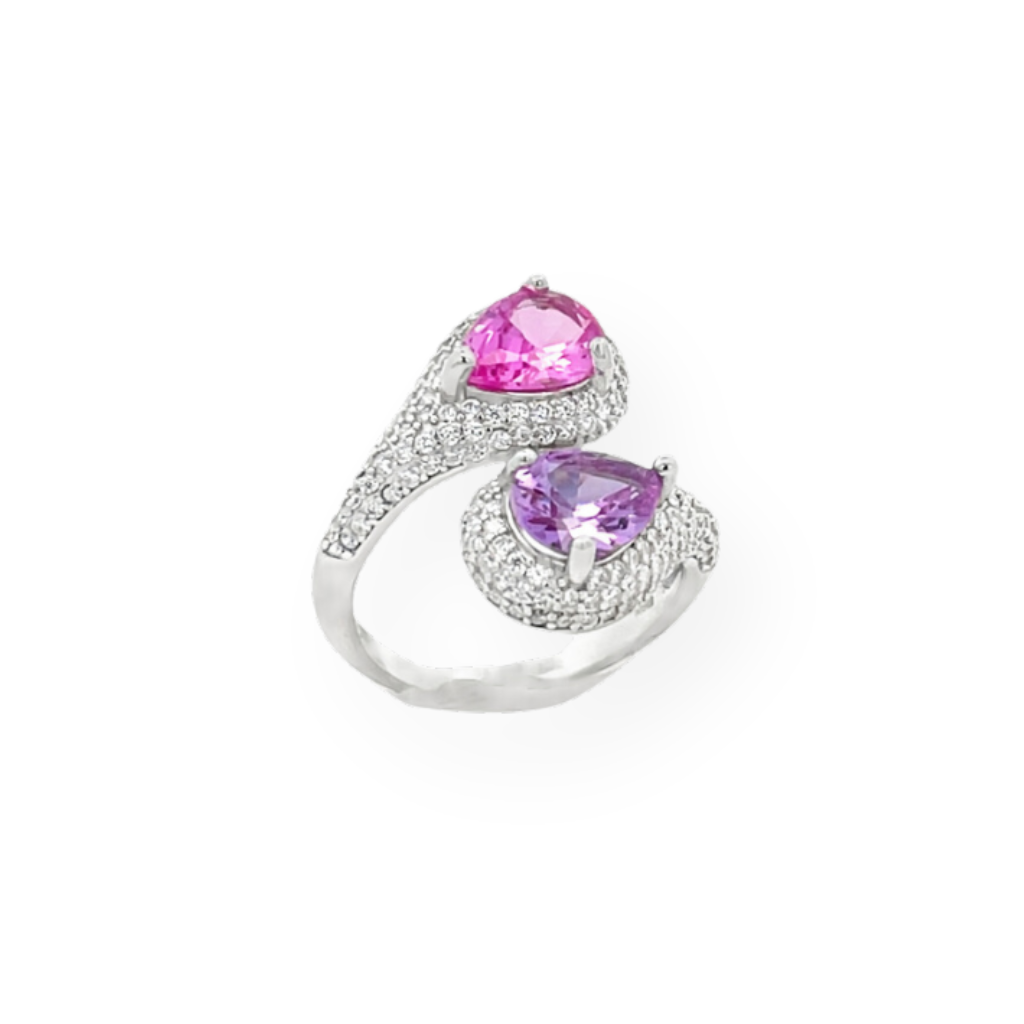 Anello in oro bianco con due gemme a goccia, una rosa e una viola, circondate da diamanti su una fascia avvolgente.