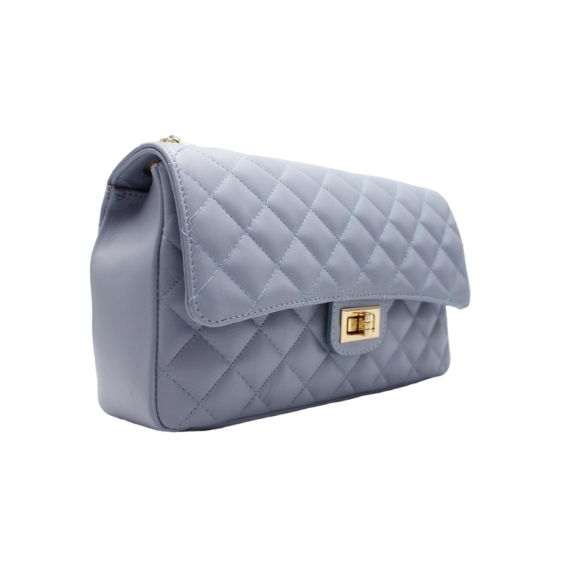 Borsa a tracolla matelassé in pelle blu pastello con chiusura dorata.