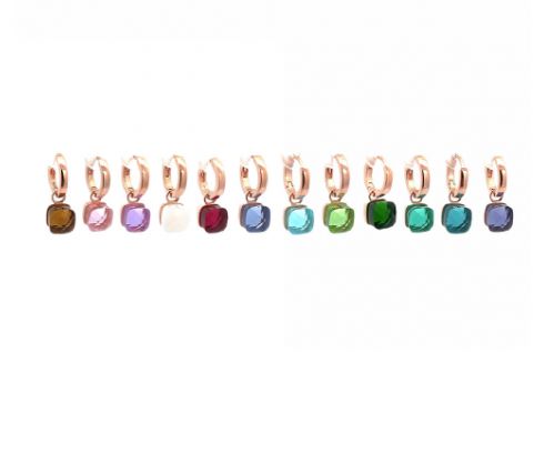 Orecchini a cerchio in oro rosa con ciondoli quadrati di pietre colorate, da marrone a viola, bianco, rosso e vari verdi e blu.