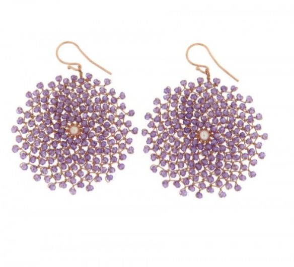 Orecchini a cerchio in filo d'oro con perle di ametista e perla centrale, in stile girasole.
