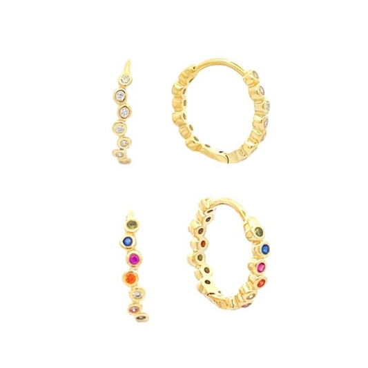 Orecchini a cerchio in oro con pietre scintillanti: un paio con zirconi bianchi e l'altro con zirconi multicolore.