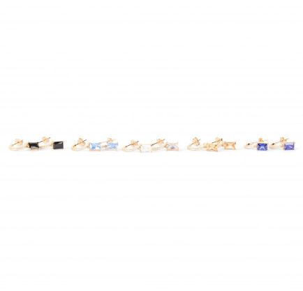 Cinque paia di orecchini a cerchio dorati, ciascuno con pietre rettangolari di diverso colore: nero, azzurro, bianco, giallo e blu scuro.