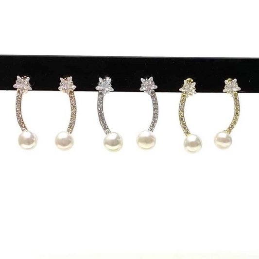 Orecchini pendenti a cerchio con perla e stella, disponibili in colorazione argento e oro.
