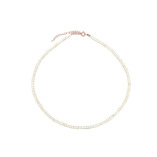 Collana girocollo con perle naturali piatte e chiusura in oro rosa.