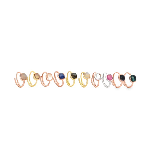 Anello con pietra quadrata in varie colorazioni: rosa, giallo, azzurro, verde, bianco, fucsia e nero.