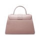 Borsa a mano rosa cipria di forma trapezoidale con manico superiore.