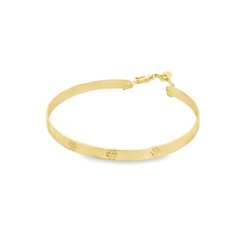 Bracciale rigido in oro giallo con dettagli a fiorellini incisi, chiusura a moschettone.