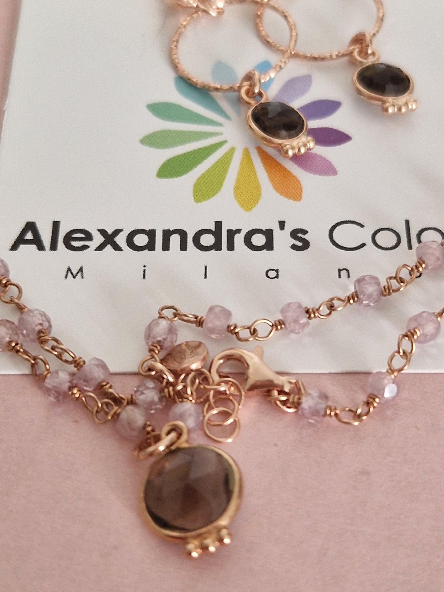 Parure di gioielli rosa con pietre. Collana e orecchini di Alexandra's Colors Milano.