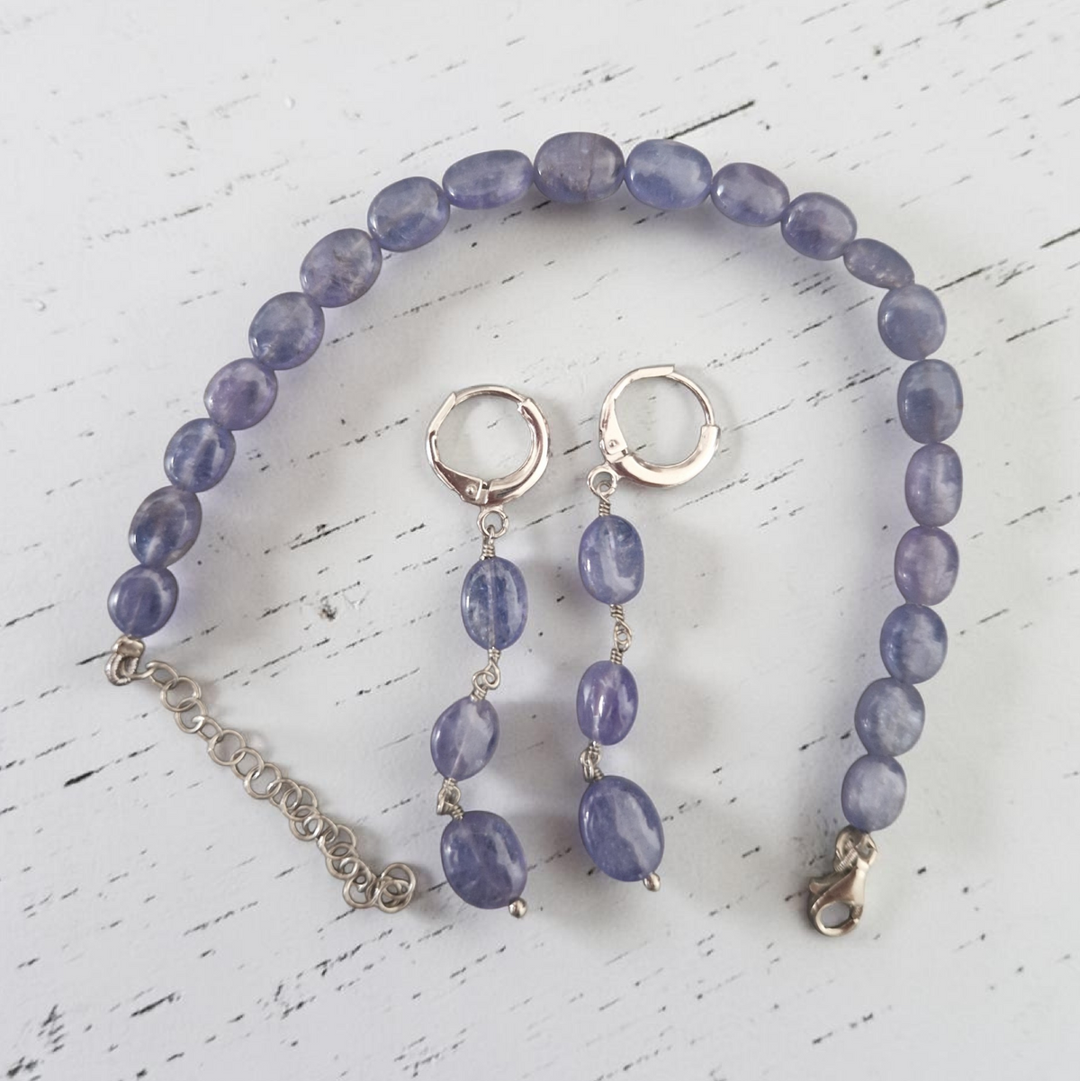 Hoop earrings with pearls and colored beads, in silver and gold