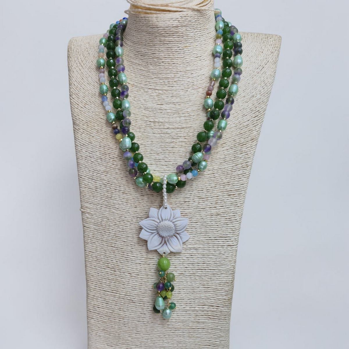 Collana ad Y Con Calcedonio, quarzi e grande Fiore in Pasta di Conchiglia