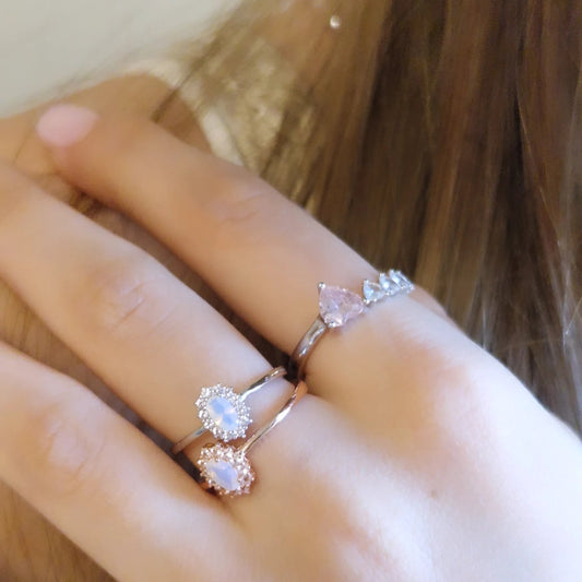 Anelli da donna in oro rosa e argento con pietre preziose.