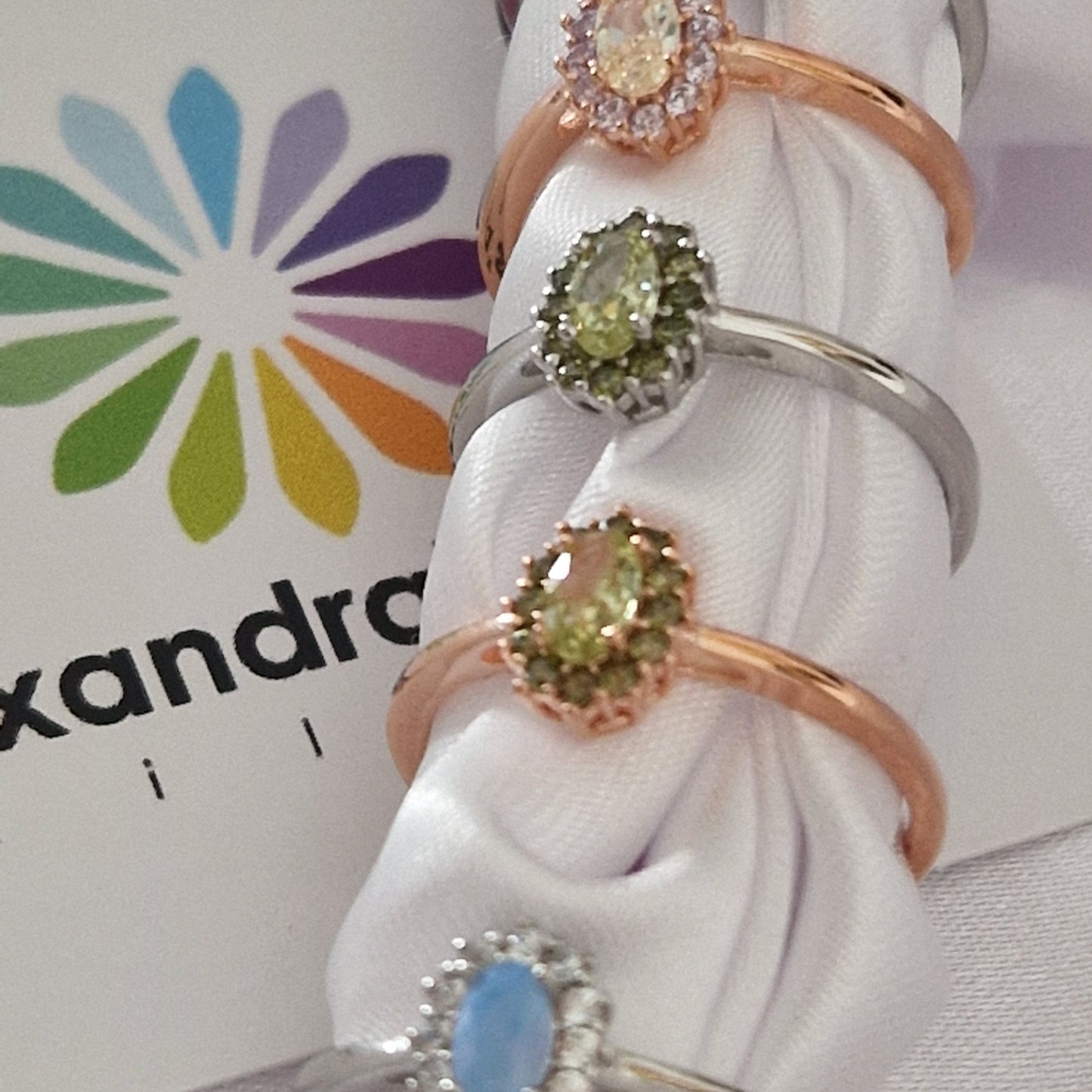 Anelli in argento e oro rosa con pietre colorate, inclusi zaffiri gialli, peridoti e opale.