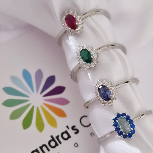 Anelli d'argento con pietre preziose ovali e diamanti.