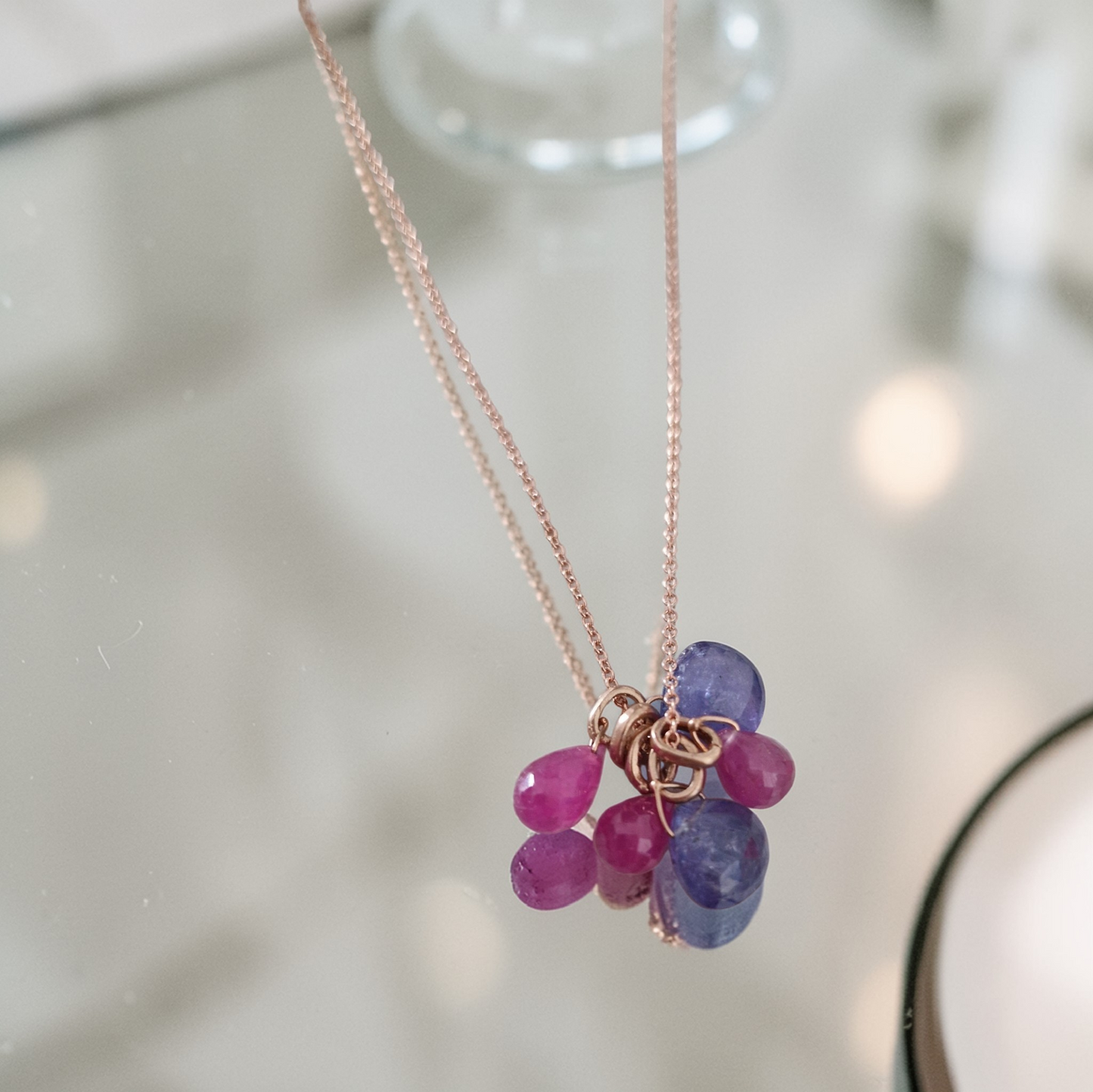 Collana con Ciondoli a Gruppo, in Pietre di Rubino e Calcedonio, Argento s925